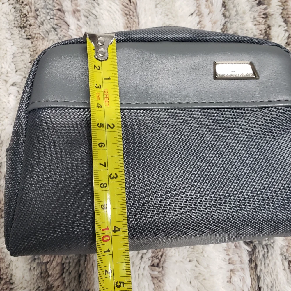 TUMI For Delta Lined Toiletries Bag With Zipper And Silver TUMI Logo